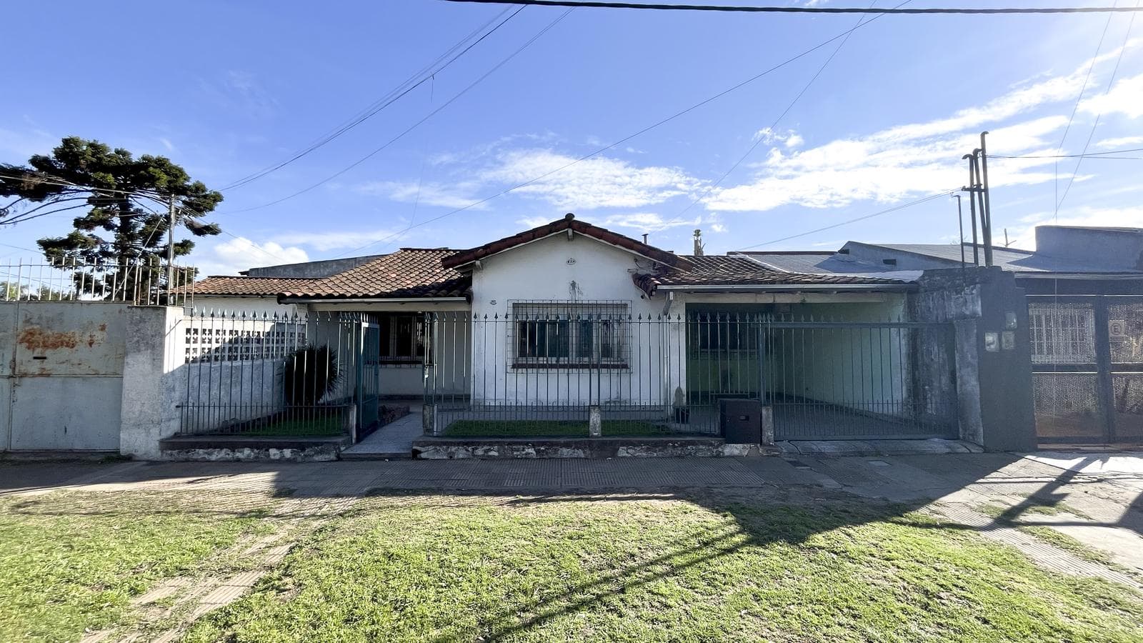 Casa en Venta de 5 ambientes con cochera, jardín y patio en los Polvorines !!