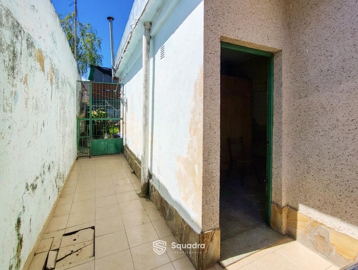 VENTA - Casa de 2 dormitorios con cochera descubierta, y amplio jardín - Villa Gobernador Gálvez.