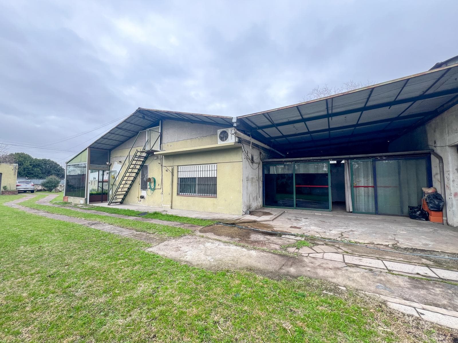 GALPÓN CON VIVIENDA SOBRE 2 LOTES EN JOSÉ MÁRMOL