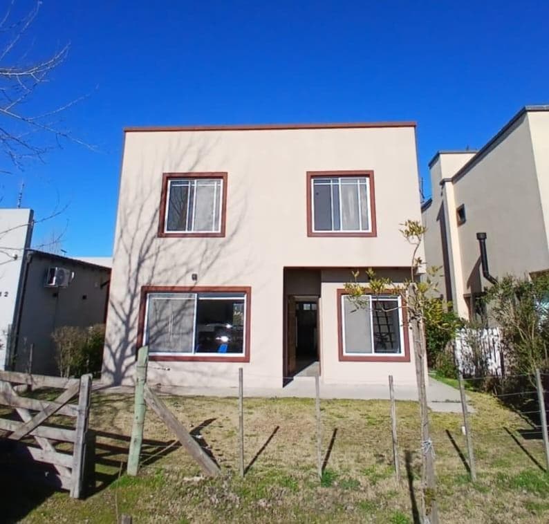Oportunidad Casa 2 plantas, parque, pileta, en Domselaar Chico VENTA