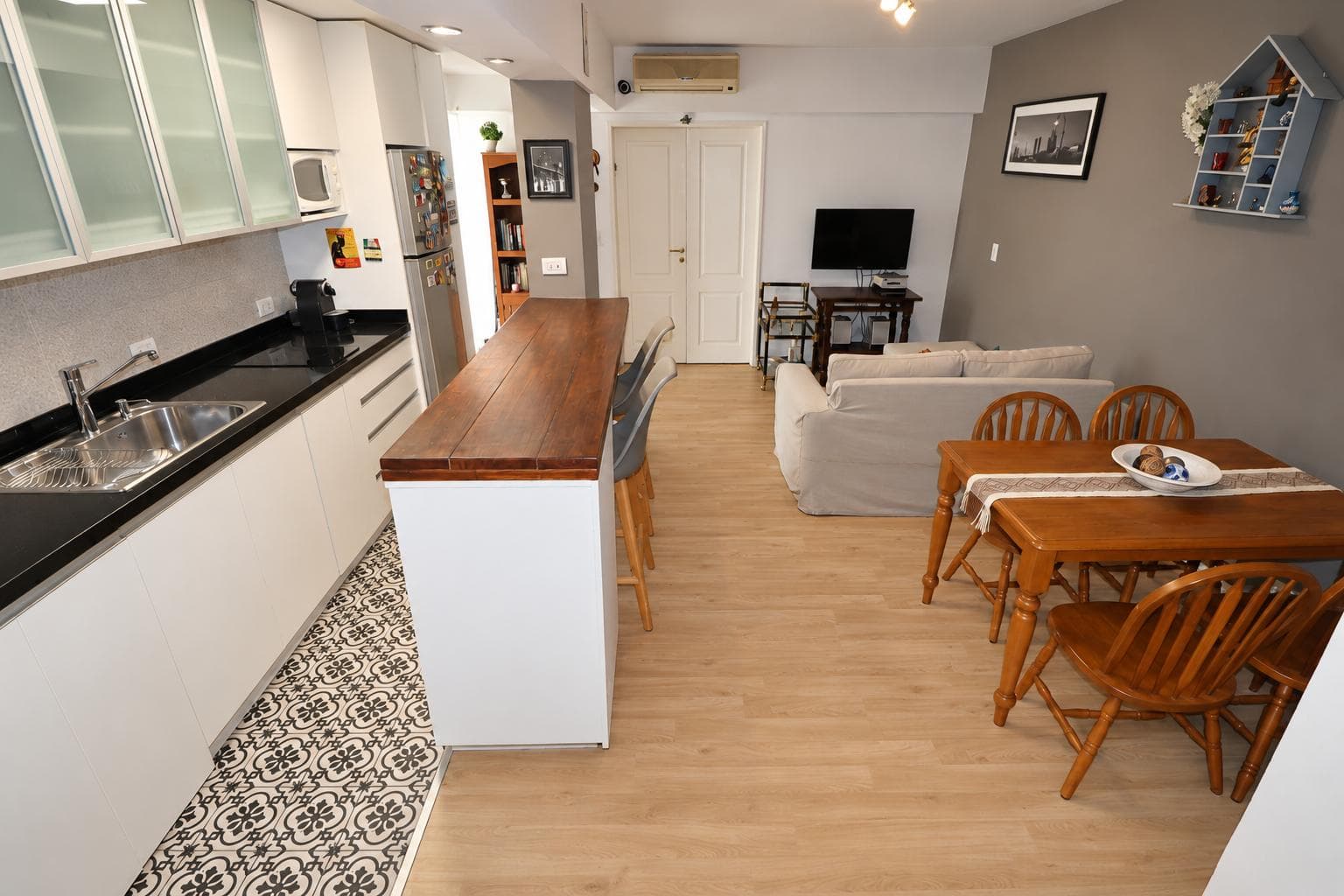 EXCELENTE 2 AMBIENTES RECICLADO CON PATIO PROPIO-RETIRO