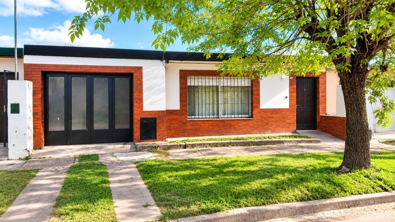 VENTA. CASA DE 4 AMBIENTES CON JARDÍN. CHASCOMÚS