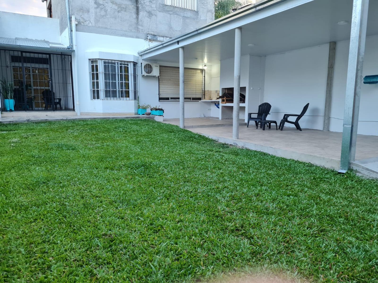 CASA EN VENTA CON JARDÍN, GALERÍA Y QUINCHO — SALTO URUGUAYO 811