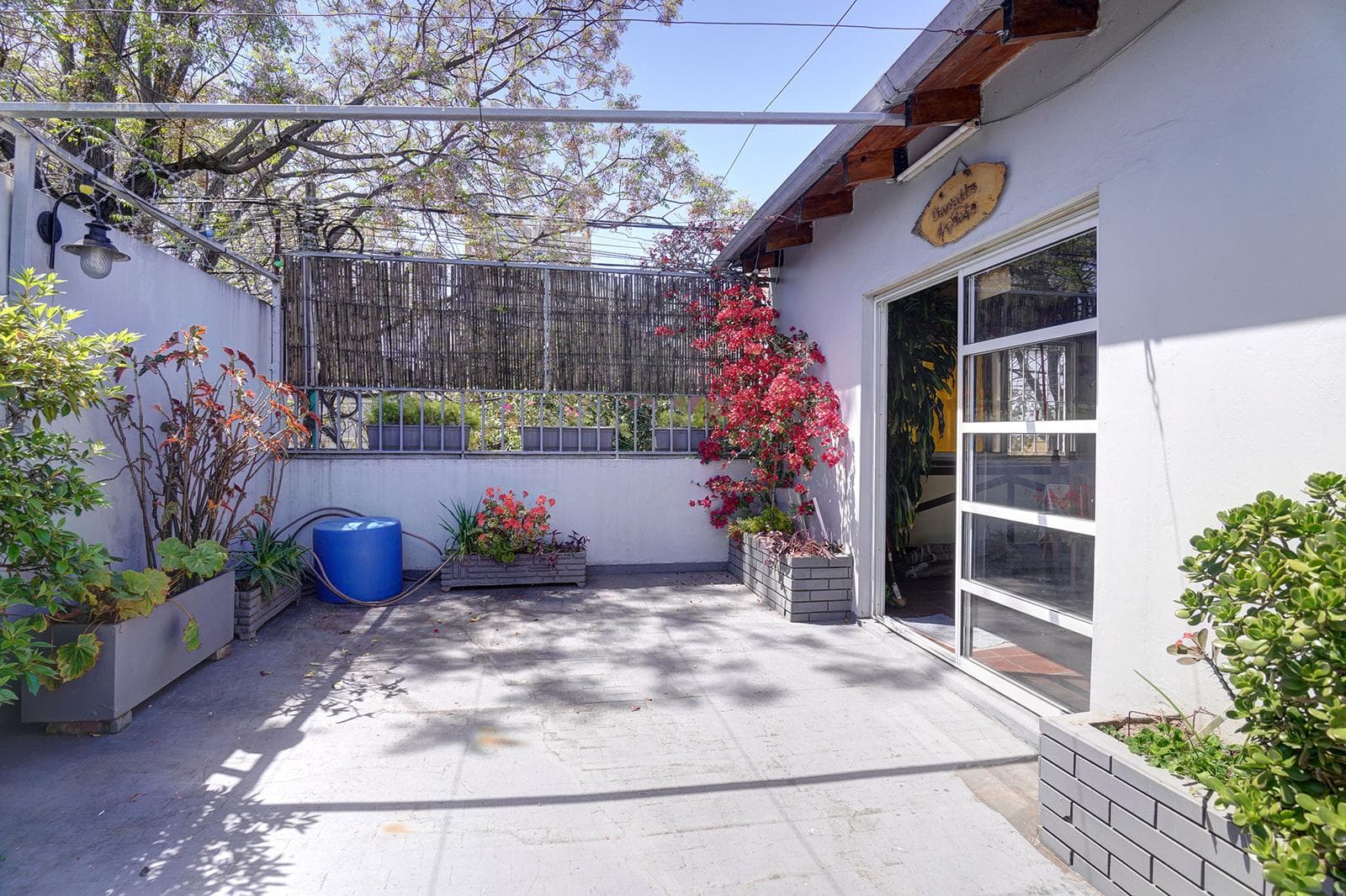 CASA EN VENTA CON PATIO, TERRAZA Y COCHERA ZONA PARQUE PATRICIOS