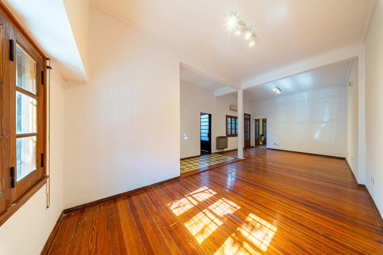 Casa en venta de 3 dormitorios con cochera, patio y terraza con parrillero, en Moreno 1500, Rosario, Centro
