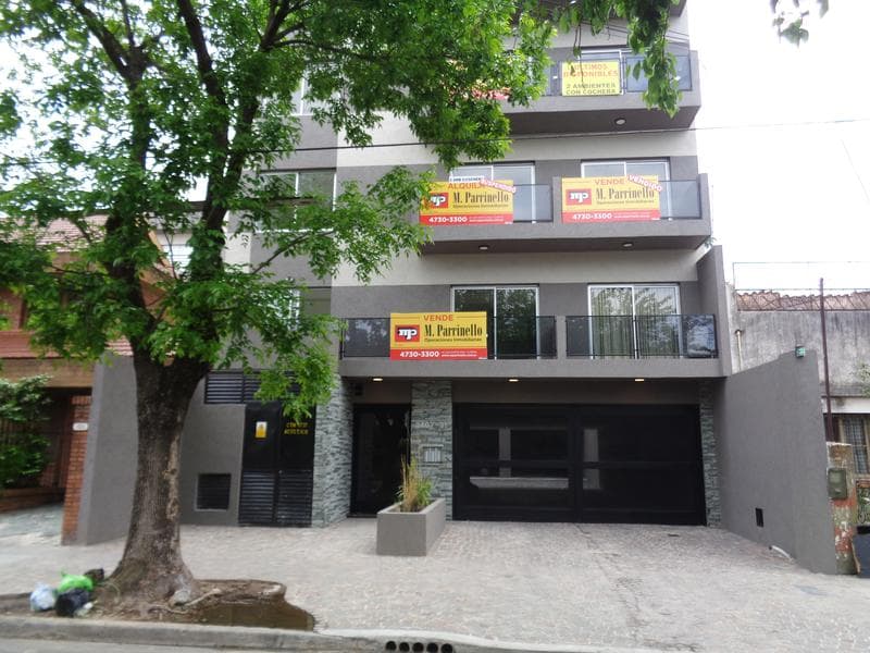 Departamento dos ambientes con balcon y cochera cubierta-En Venta