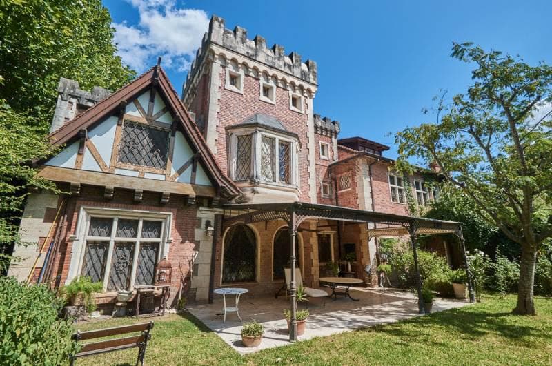ESPECTACULAR CASA TUDOR EN EL MEJOR LUGAR DE LOMAS JOCKEY-son dos casas juntas o separadas