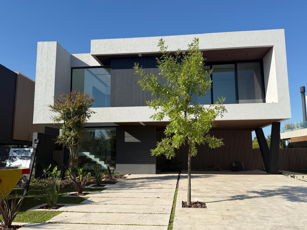 Casa al rio con muelle propio en venta y o en alquiler en el barrio El Yacht, Nordelta