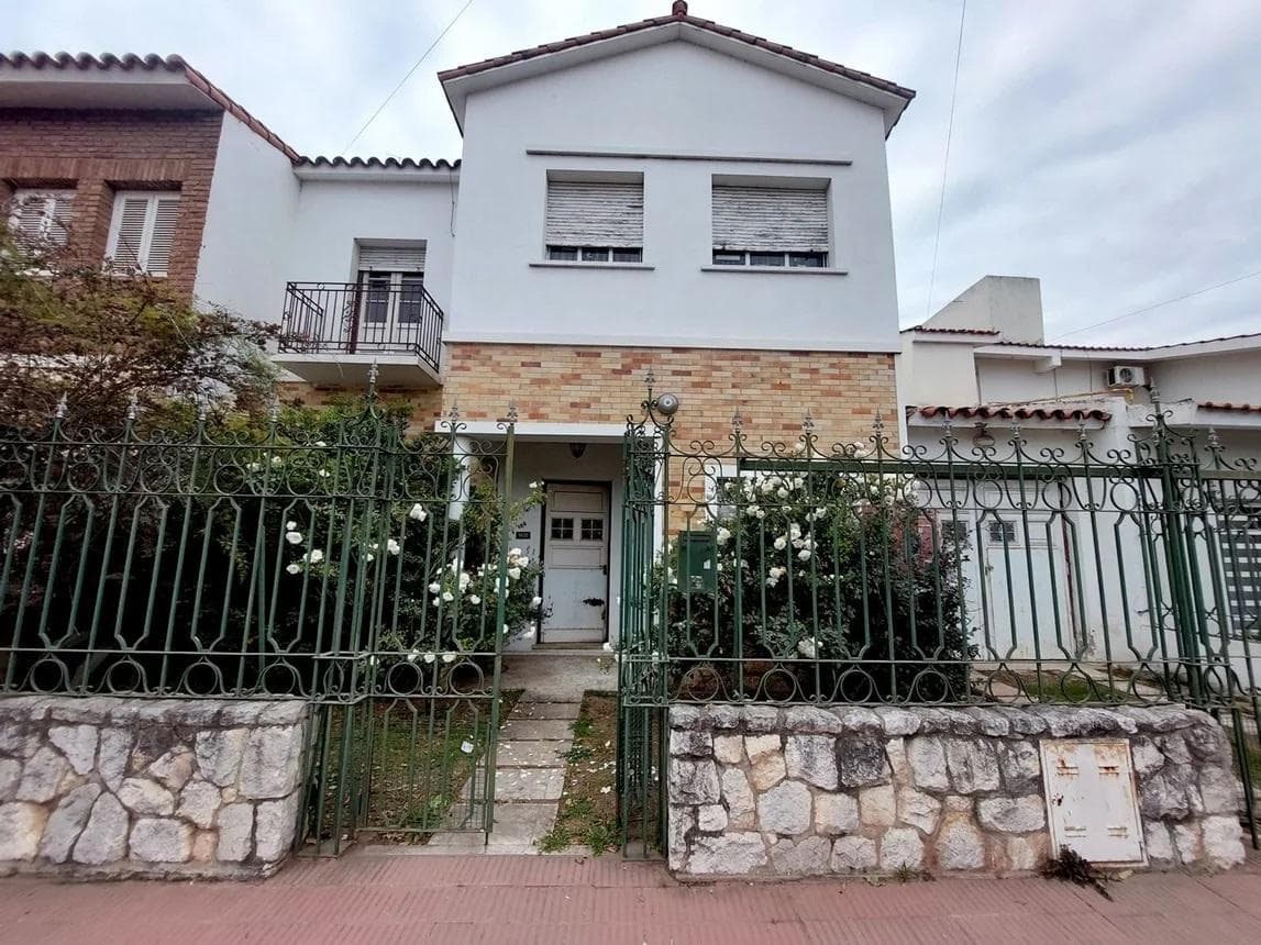 Cba-Casa en Crisol Sur-2ptas-4dorm-3bños-coci/comedor- patio c/asador-terr-coch 2 autos-sup 218m2