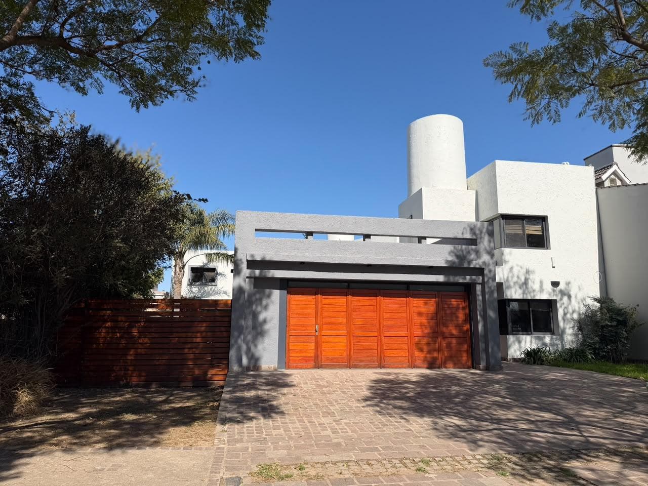 Vendo Casa en Barrio con seguridad. Apto Credito Jardin Claret 3 Dormitorios 4 Baños