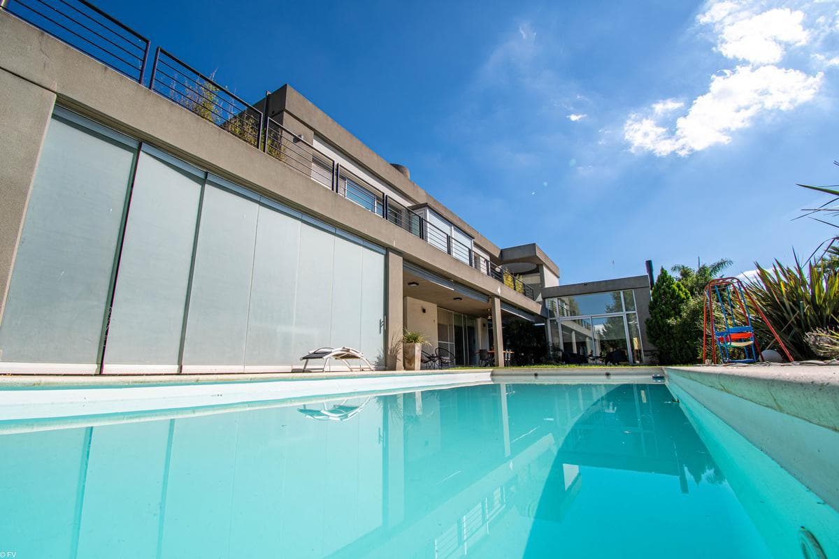 EN VENTA, CASA 3 DORMITORIOS MAS ESCRITORIO. COCHERA DOBLE. PISCINA Y JARDIN. MIRAFLORES, FUNES HILLS.