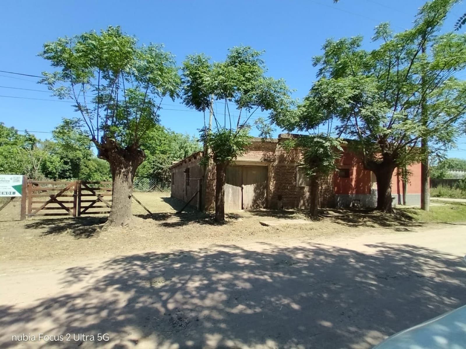 ¡Se vende casa con alma a reciclar, llena de posibilidades y con todos los servicios!