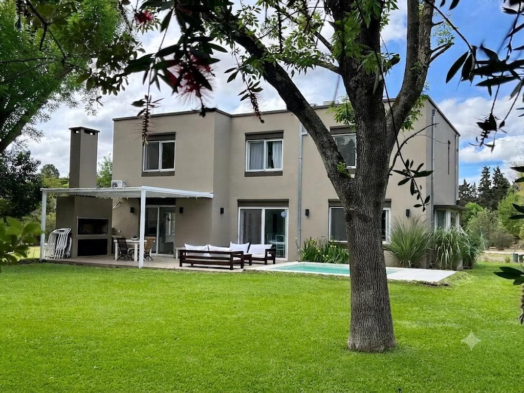 Venta - Casa 3 dormitorios con jardin y pileta en Los Cardales Country Club