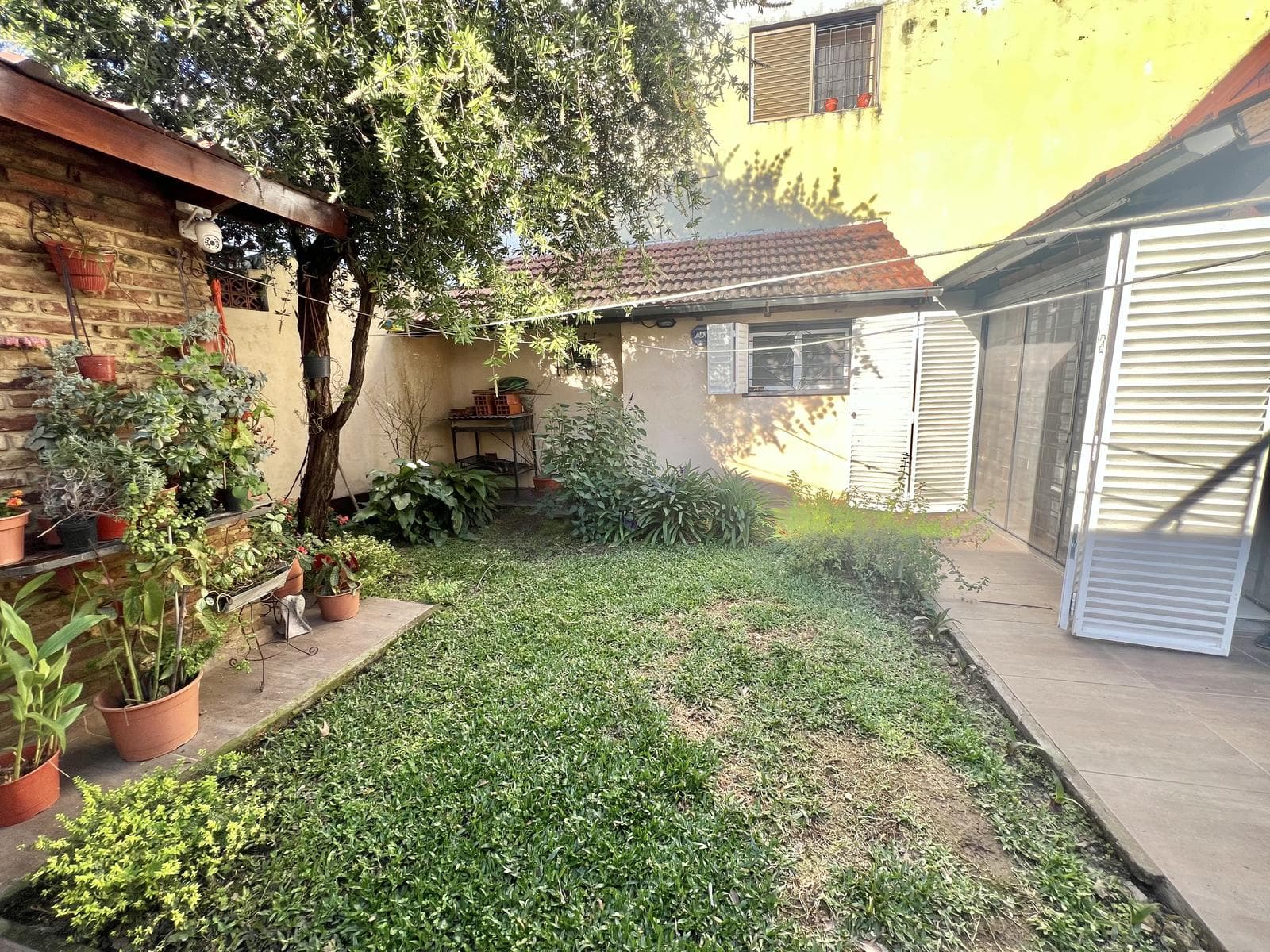VENTA - CASA AL FRENTE 4 DORMITORIOS CON JARDIN - BARRIO LAS HERAS
