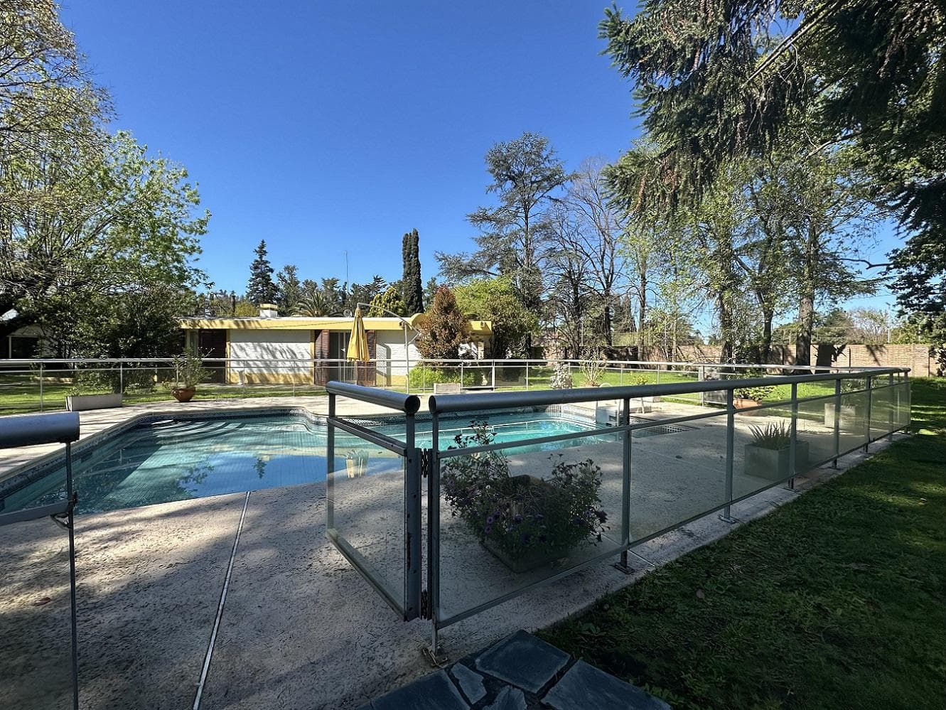 Venta Chalet en La Reja. Dos amplios chalets sobre lote propio de 3.400M2
