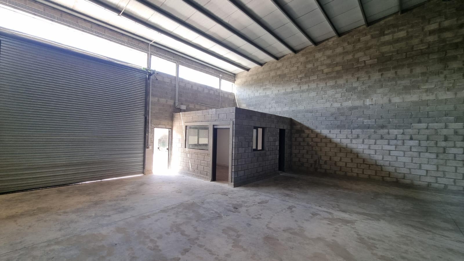 Depósito 150 m² con trifásica, oficina y portón automático en Nogalis, Zelaya