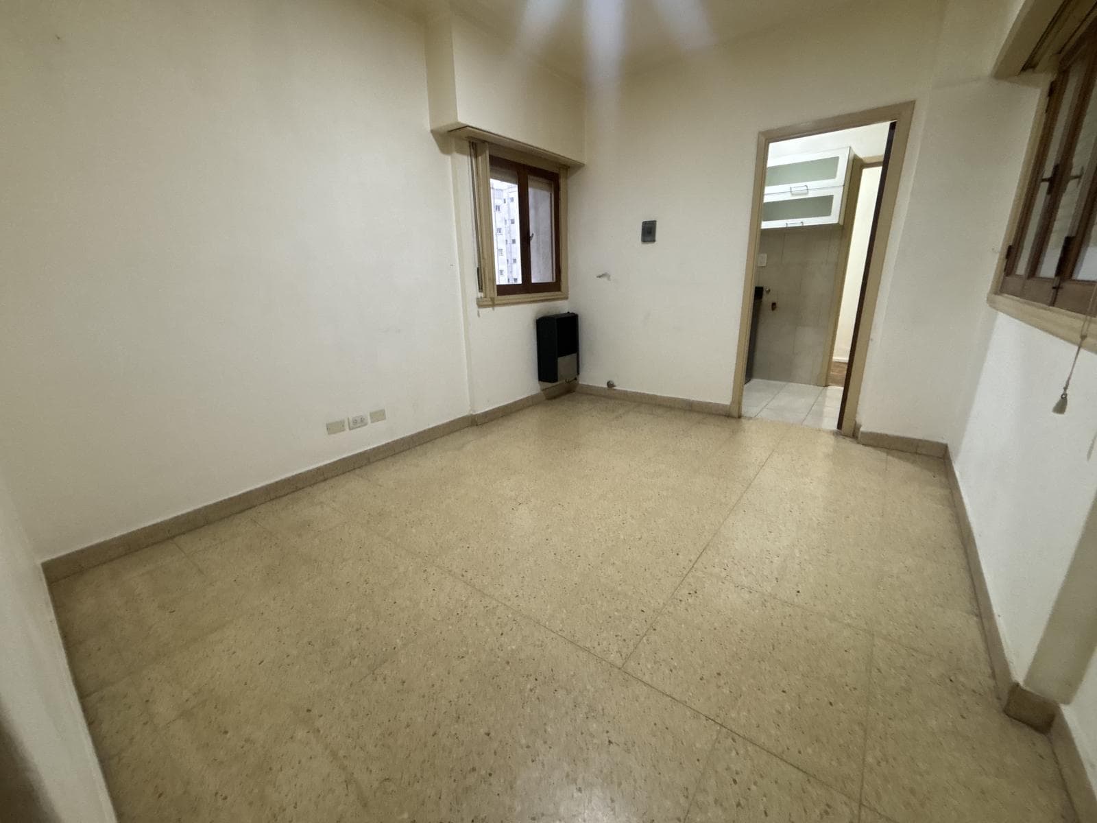 Venta departamento de dos ambientes con dependencia al lateral en zona Plaza Colón