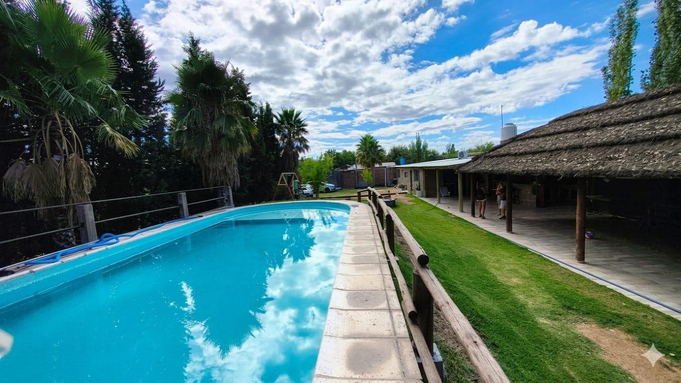 Casa 2 Dormitorios con Pileta y Quincho en Colonia Segovia | 1.500 m² de Terreno | Amplio Parque
