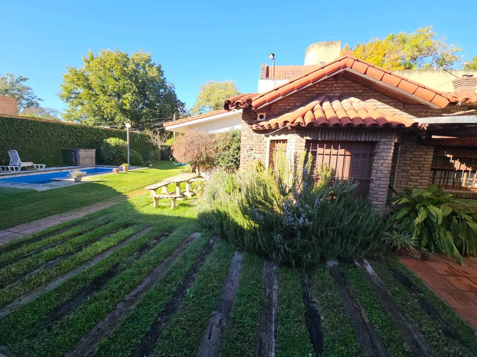 VENTA FINANCIADA/ALQUILER CASA DE 3 DORM 10 AMB COCHERA AMPLIO PATIO VERDE Y PILETA EN FISHERTON