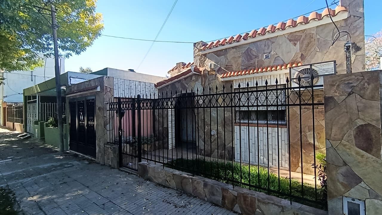 Venta casa 3 dormitorios, cochera, patio, jardín y pileta en VGG