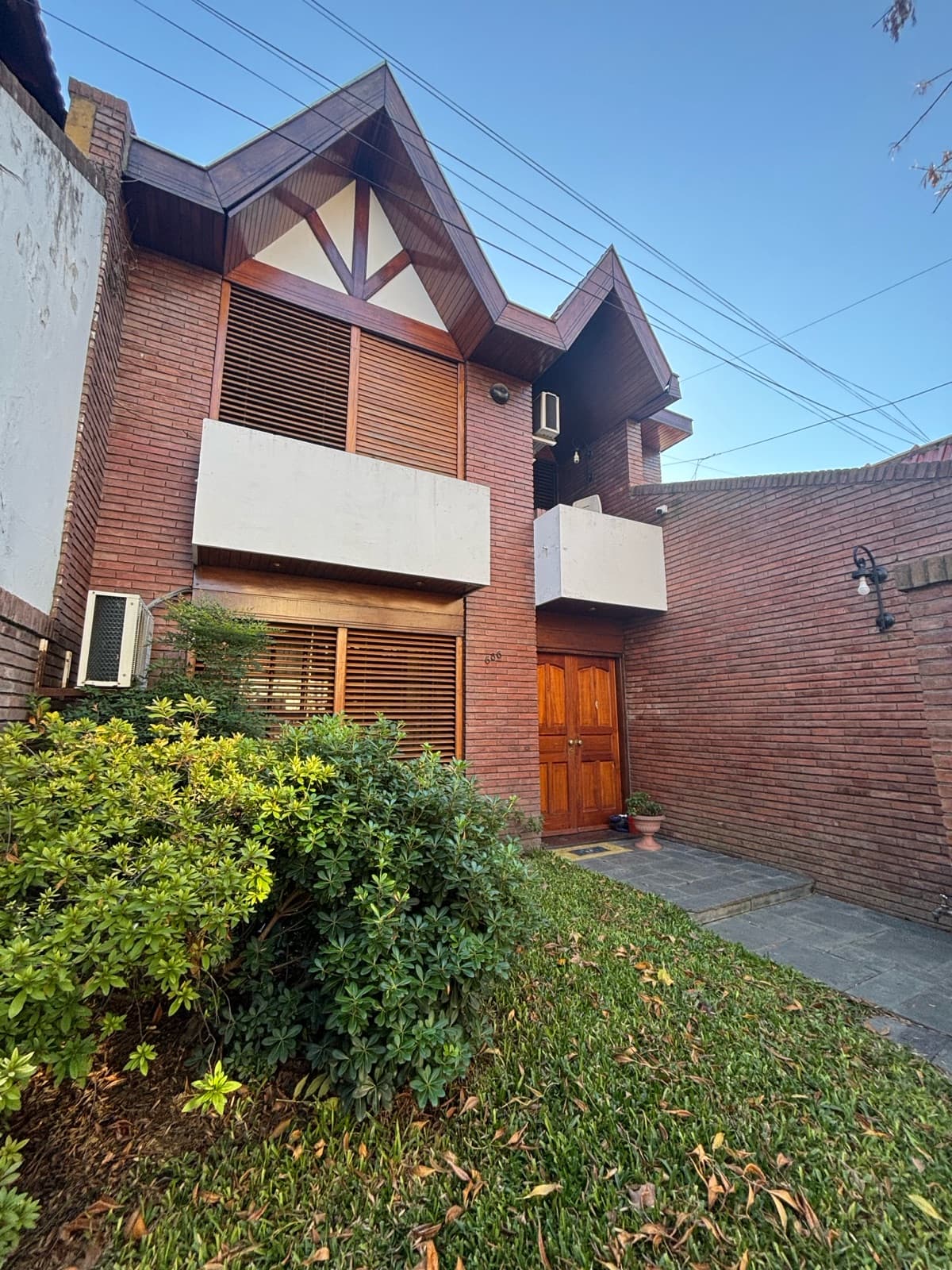 Casa 5 ambientes con patio en venta - Lomas De Zamora