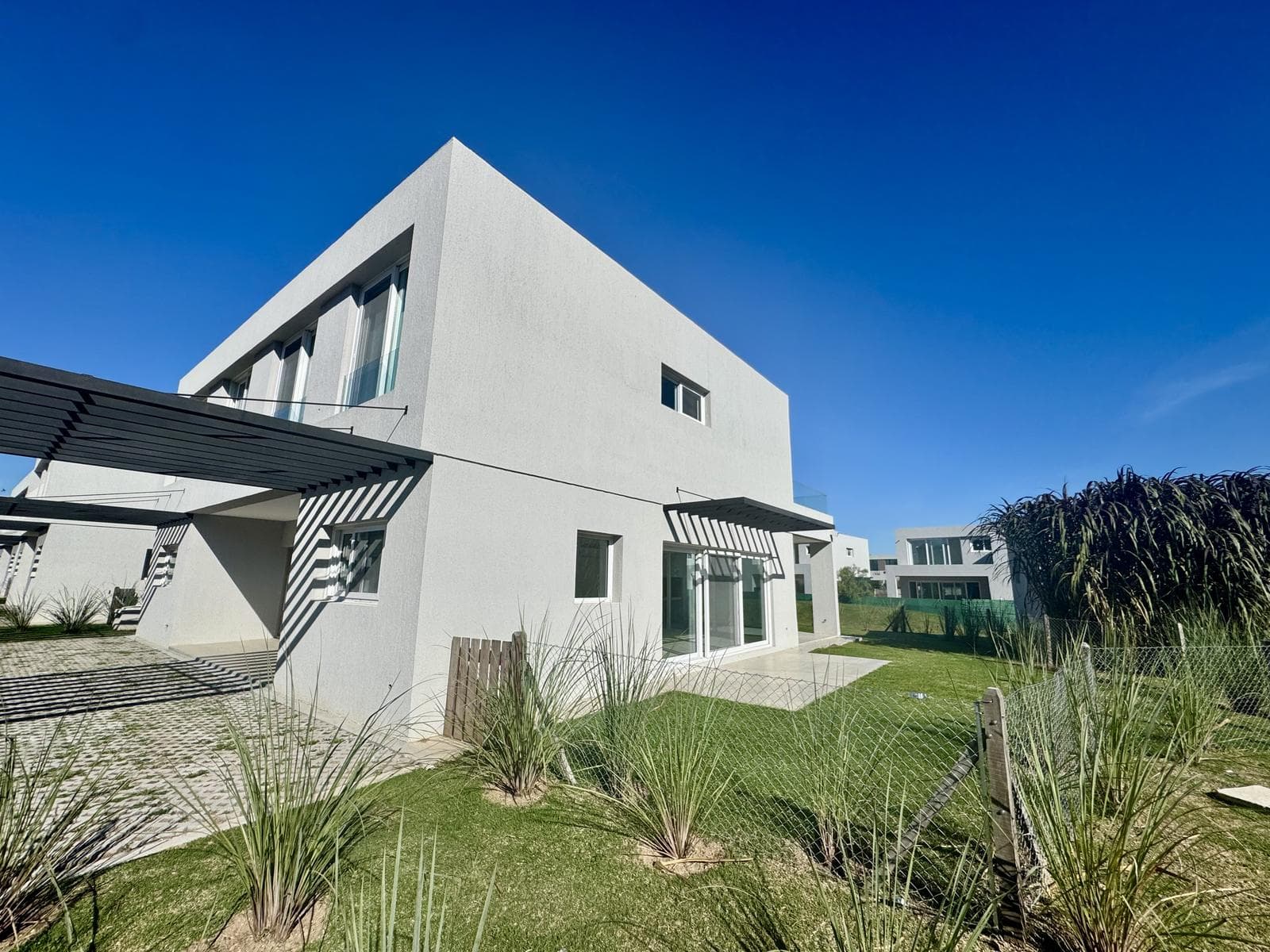 TOWNHOUSE EN VENTA EN PILARÁ | ESQUINA - 3 DORMITORIOS - JARDÍN PROPIO