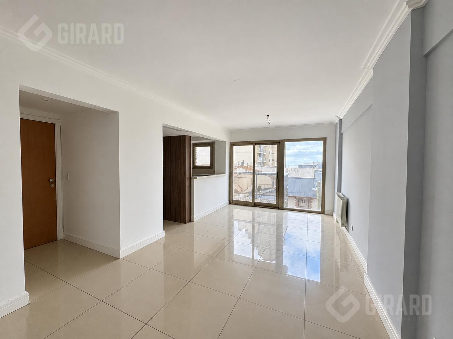 Venta, departamento de 2 ambientes a la calle con balcón, vista al mar. Zona La Perla
