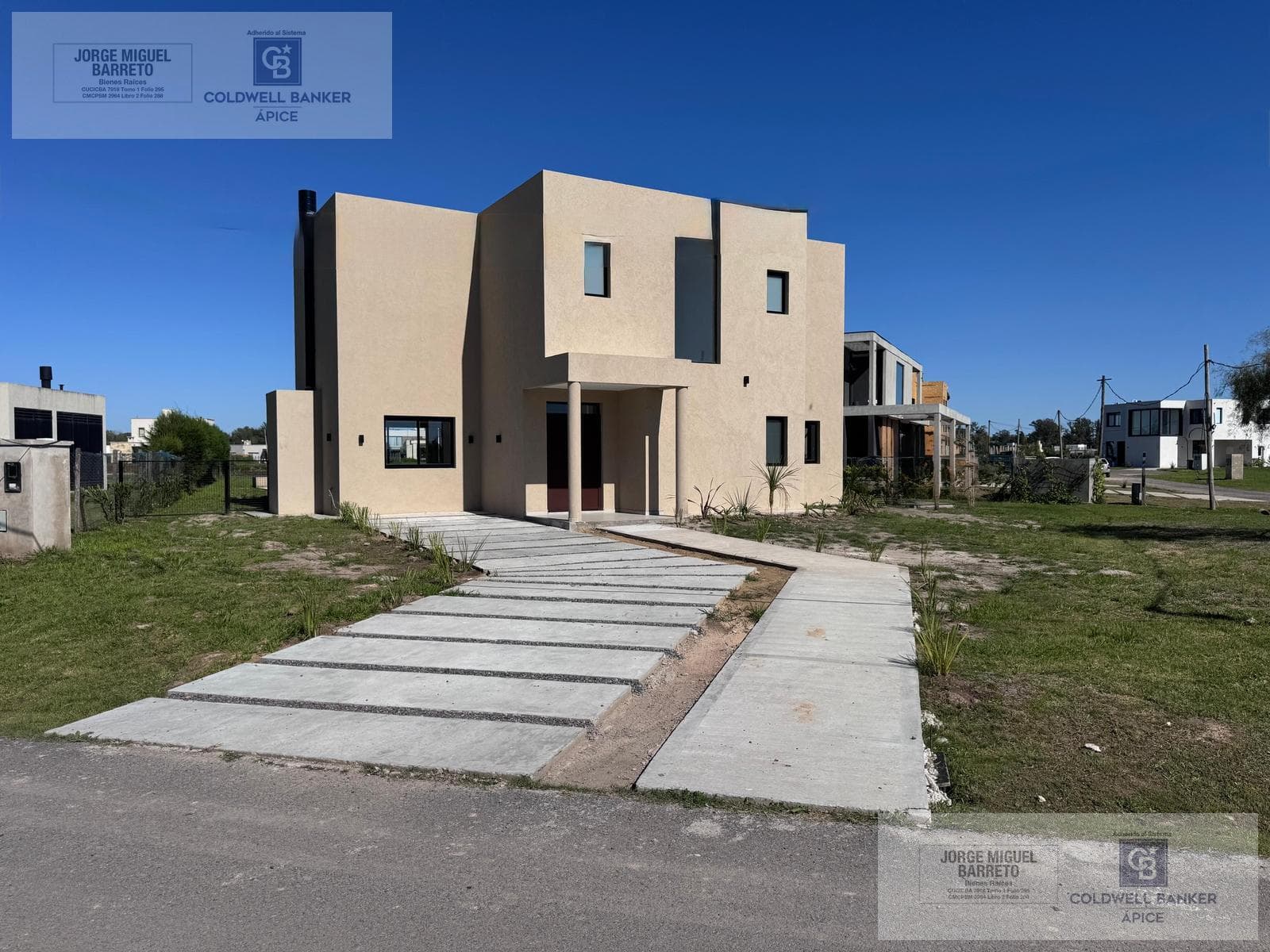 CASA MODERNA A LA LAGUNA EN EL BARRIO EL ENSUEÑO