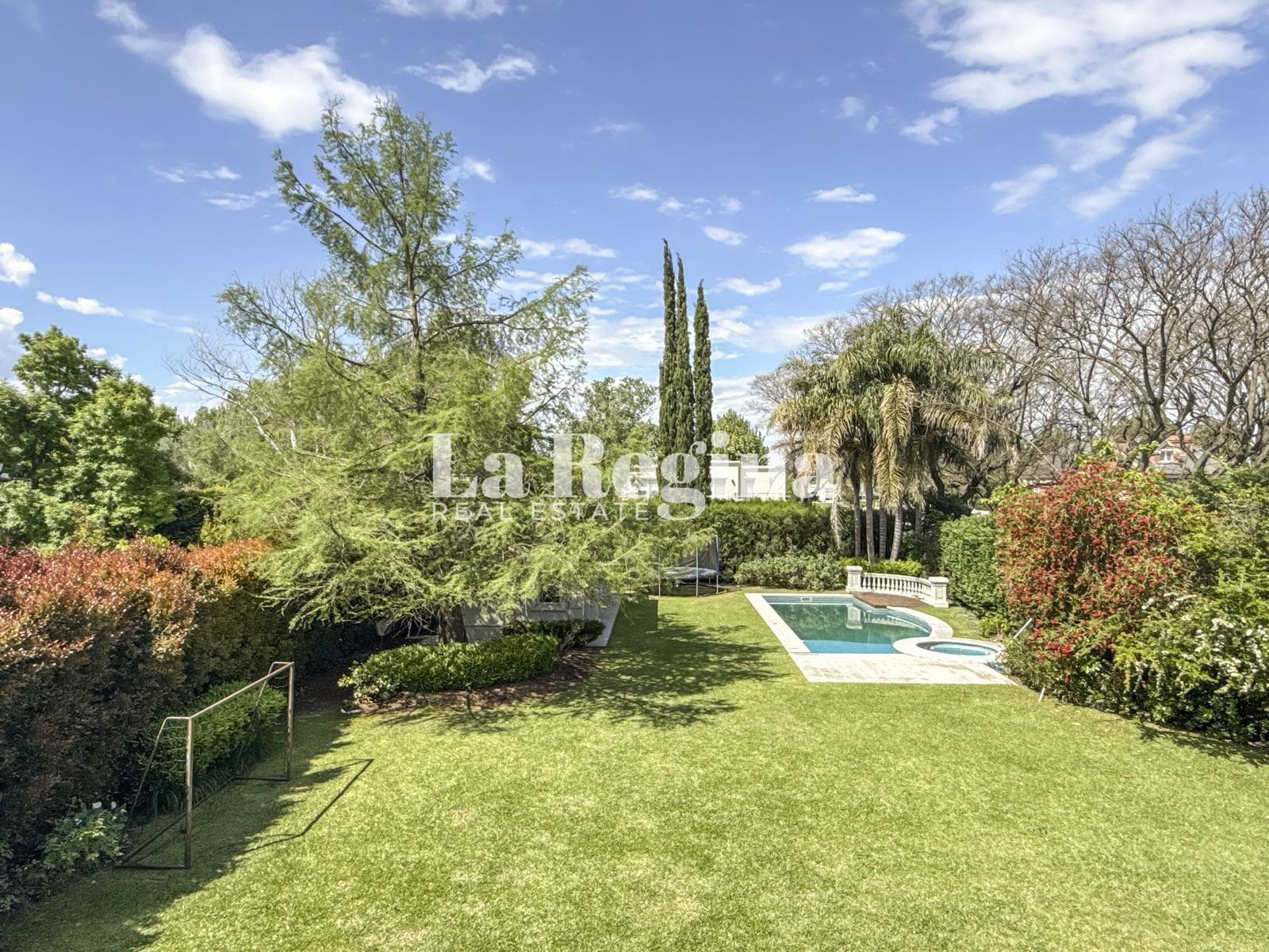 Casa de estilo Frances en alquiler y venta en el barrio Santa Maria de Tigre con cinco dormitorios