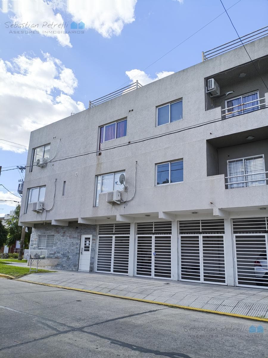 Departamento de 2 ambientes con cochera en Villa Luzuriaga