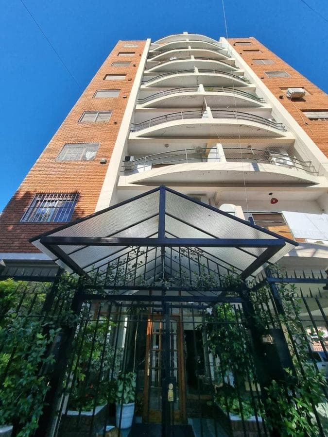 AMPLIO SEMIPISO DE 2 AMBIENTES CON COCHERA Y BAULERA! EXCELENTE UBICACION!