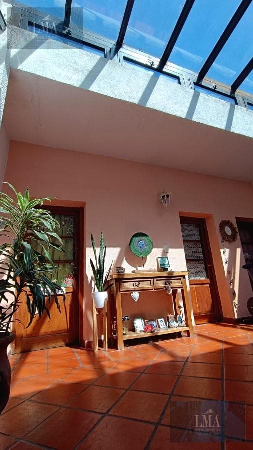 Venta casa 4 ambientes, patio terraza y cochera en Villa Del Parque.